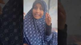 وفاء حشيش إحدى النازحات اللاتي يعشن وأسهرهن حياة مأساوية في الخيام على شاطئ دير البلح وسط قطاع غزة