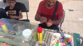 مهنة أوجدتها الحرب.. زياد العواودة يُصلح "القداحات" مع تضاعف سعرها بسبب منع الاحتلال إدخالها إلى غزة