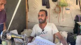 في ظل نقص الشوادر والخيام وارتفاع أسعارهم.. النازحون يلجأون لخياطة أكياس الطحين لستر عائلاتهم