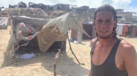 نازحون يعيشون أوضاعا كارثية على شاطئ بحر وسط قطاع غزة يناشدون توفير خيام لهم تقيهم البرد والأمطار