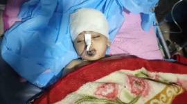 الطفلة جود فتوح تُصارع الموت بعد قصف منزلٍ في حي الزيتون بمدينة غزة