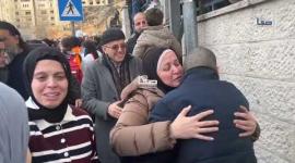 لحظة لقاء الأسير عزمي النفاع بعائلته بعد الإفراج عنه ضمن الدفعة الثانية من صفقة التبادل