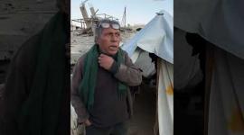 مواطن من غزة ينصب خيمته فوق ركام ڤلته