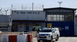 سجون الاحتلال تفرض على المحامين وضع سوار عليه علم "إسرائيل" واسم الأسير