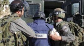مركز: 45 صحفيًا معتقلًا من بين 9300 أسير في سجون الاحتلال