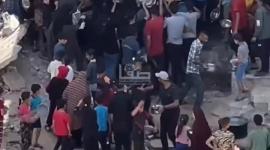 نازحون شمالي غزة يتزاحمون للحصول على بعض الطعام بسبب إغلاق المعابر وقلة المواد الغذائية