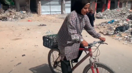 سمية الشريف "17 عامًا" نازحة في شمال قطاع غزة تبيع السكاكر