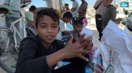 مواطنون في غزة يضطرون لطحن البقوليات والمعكرونة بعد نفاد الدقيق بفعل التجويع وإغلاق المعابر