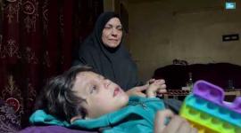 الطفل الجريح أسامة عساف.. الناجي الوحيد من مجزرة إسرائيلية بحق عائلته في شمال غزة يعيش ظروفًا قاسية