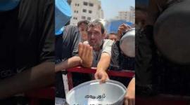 رسالة مؤلمة من مواطن ينتظر الطعام أمام "تكية" في غزة