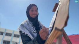 الفنانة التشكيلية رغدة شيخ العيد ترسم معاناة الحرب برماد النار في مواصي خانيونس جنوبي قطاع غزة