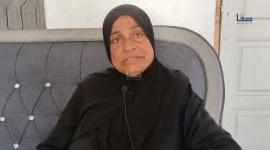 الحاجة أم رامز الحديدي تروي تفاصيل فقدان مُعيليها ومرارة النزوح برفقة زوجها المُسنّ