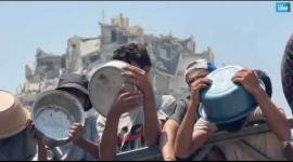 مواطنون ينتظرون الحصول على الطعام من "تكية" في مدينة غزة