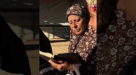 السبعينية سعدية الصبيحي تعلّم الأطفال والفتيات القرآن الكريم داخل مخيم للنازحين جنوبي قطاع غزة