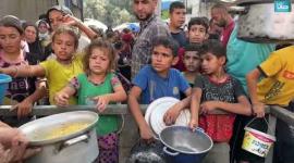 نازحون يكافحون للحصول على وجبة طعام من تكية خيرية بمخيم النصيرات وسط قطاع غزة
