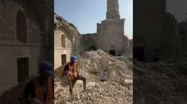 انتشال وفرز الحجارة التاريخية للمسجد العمري بمدينة غزة