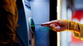 بطاقتك عالقة في الصراف الآلي؟ إليك الحل السحري لاستعادتها فورًا!