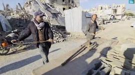 في ظل نقص شبه كامل بالمستلزمات.. أطفال يتعلمون في خيمة وسط البرد والركام بمواصي خانيونس