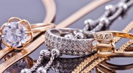 مجوهرات تتألق كبديل للذهب: خيار جديد للعرسان في ظل الارتفاعات القياسية