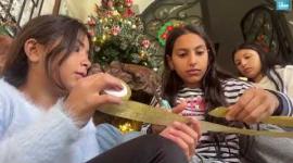 مسيحيو غزة يزيّنون كنيسة دير اللاتين بالبلدة القديمة استعدادًا للأعياد بعد عامين من الحرب