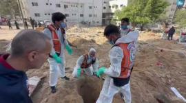 الدفاع المدني يواصل انتشال جثامين عشرات الشهداء من مجمع الشفاء بمدينة غزة لنقلهم إلى مقابر رسمية