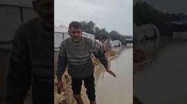 مواطنون يحاولون إنشاء سواتر ترابية لحماية خيامهم من الغرق جنوبي قطاع غزة