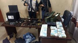 المباحث تعتقل 3 أفراد من عصابة مسلحة في دير البلح وتضبط أموالًا وأسلحة