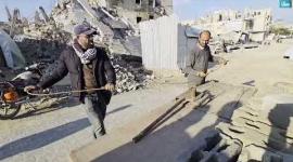 مواطن يُشيّد مأوى من ركام منزله المدمر في خان يونس جنوبي قطاع غزة لمواجهة برد الشتاء