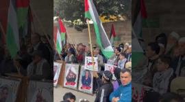 مشاركون في وقفة أمام مقر الصليب الأحمر بغزة يطالبون بالضغط على الاحتلال لوقف جرائمه بحق الأسرى