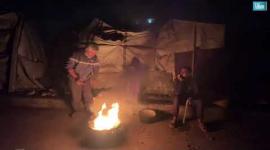 وسط الأنقاض والظلام النازحون في غزة يتدفؤون ويطهون على الحطب