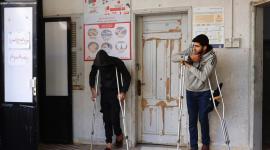 ينتظر المرضى الفلسطينيون إجراء الفحص في عيادة أطباء بلا حدود في حي الرمال بغزة، في 31 ديسمبر 2025 مرضى فلسطينيون ينتظرون دورهم لإجراء الفحوصات في عيادة أطباء بلا حدود بحي الرمال في غزة