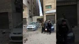 دمار بفعل استهداف طائرات الاحتلال شقة سكنية بحي الرمال غربي مدينة غزة فجر اليوم وارتقاء 5 أفراد