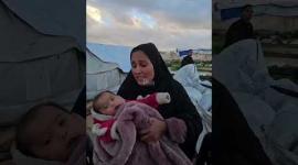 "كل يوم بنموت من السقعة لا سترة ولا مأوى ولا دفء".. المنخفض الجوي يتسبب بانهيار خيمة لعائلة تعيش داخل مقبرة