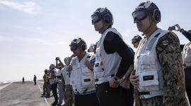 ويتكوف وكوشنر على متن حاملة الطائرات لينكولن