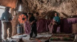 عائلة رزق أبو نعيم في الكهف