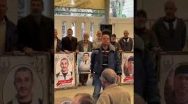 هتافات أهالي الأسر.ى خلال اعتصامهم بمقر الصليب الأحمر الدولي بغزة