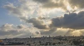 الطقس: أجواء غائمة جزئيًا وباردة نسبيًا ليلًا