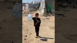 جانب من المعاناة اليومية لأهالي شمال قطاع غزة في خيام النزوح جراء حرب الإبادة الإسرائيلية