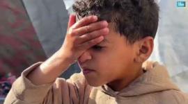 "أم محمد ضهير"… زوجة شـ@ـيد نازحة لا تجد إلا مياه بحر غزة لسد احتياجات أطفالها وسط أزمة عطش خانقة