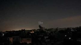 لحظة قصف طائرات الاحتلال منزلًا في مخيم الشاطئ شمال غربي مدينة غزة