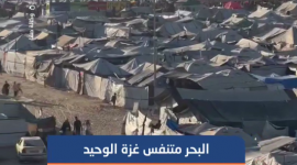 المتنفس الوحيد.. الآلاف يقصدون بحر غزة للاستجمام وسط تكدّس خيام النازحين واستمرار القصف الإسرائيلي
