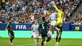حارس السعودية محمد العويس يتصدى لهجمة من منتخب أوروجواي