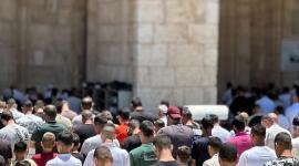 60 ألف مصلّ يؤدون الجمعة في الأقصى