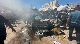 لحظة استهداف مركبة من مسيرة إسرائيلية قرب مسجد أبو خضرة في حي الرمال غربي مدينة غزة