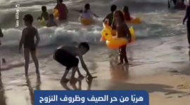 هربًا من حر الصيف وظروف النزوح القاسية.. آلاف المواطنين على شاطئ غزة اليوم