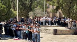 عشرات الآلاف يؤدون الجمعة في الأقصى