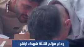 وداع مؤلم لثلاثة شهداء ارتقوا جراء قصف إسرائيلي في محيط مدرسة أبوحسين بمخيم جباليا شمالي قطاع غزة