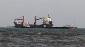 هجوم يستهدف سفينة أثناء عبورها في مضيق هرمز