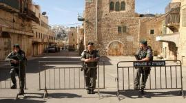 الاحتلال يعتقل شابًا ويبعد مواطنين عن القدس والأقصى