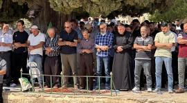 عشرات الآلاف يؤدون الجمعة في الأقصى